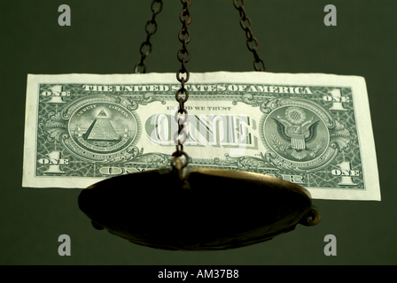 Scala la pesatura di un US Dollaro banconota Foto Stock