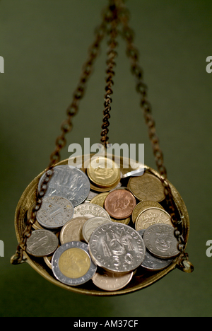 Scala Internazionale di pesatura delle monete in euro Foto Stock