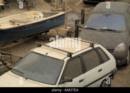 Francia Marseille Callelongue Calanques sabbia rossa che copre una barca e automobili in un giorno di tempesta Foto Stock