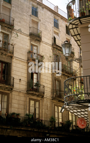 Il balcone di ogni camera nel Barrio Gotico di Barcellona Spagna Foto Stock