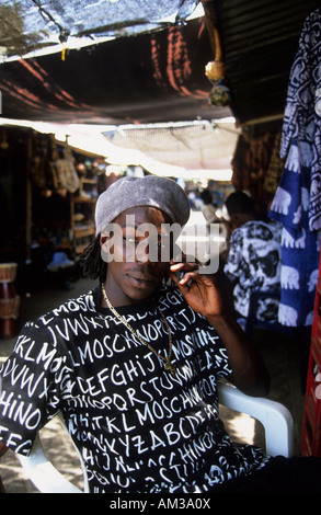 West Africa gambia banjul ritratto di una giovane alla moda uomo gambiana Foto Stock
