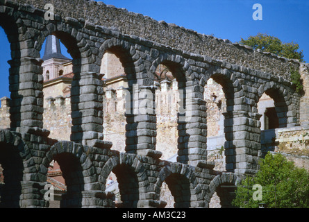 L'antico acquedotto romano costruito di granito di circa 50 BC da Plaza Azoguejo in Segovia Castiglia e Leon Spagna Foto Stock