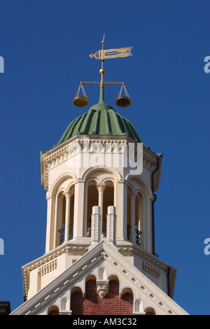 Scale di giustizia sulla sommità del Massachusetts membro Courthouse Lowell MA Foto Stock