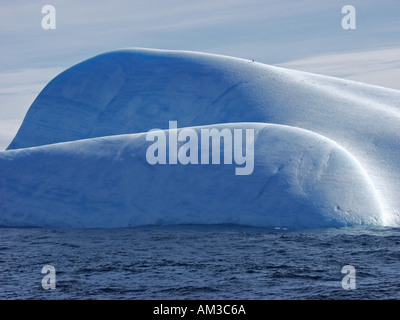 Un pinguino solitario sulla punta di un iceberg vicino a galleggiante sull'isola King George Antartide Foto Stock