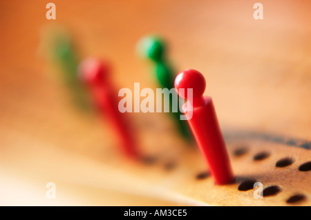 Scheda cribbage con il rosso e il verde pioli Foto Stock