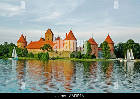 Sulla penisola di metà del Lago di Galve il castello d'acqua Trakai si trova, Lituania, Paesi Baltici Foto Stock