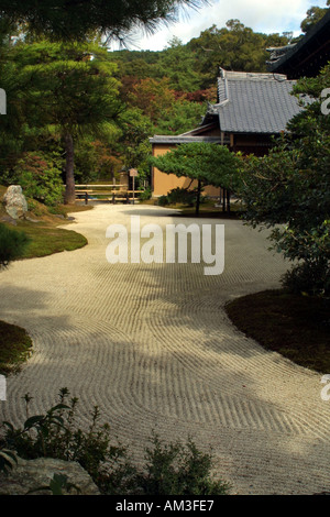 Tipico iconico di sabbia color argento Giardino Zen ad un turista famoso tempio d'oro Padiglione in Kyoto Kansai Giappone Asia Foto Stock