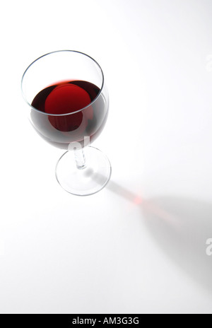 Singolo bicchiere di vino rosso Foto Stock