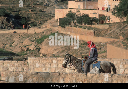 Beduini locali offrono equitazione dall ingresso del Siq di Petra, indossando una keffiyah un tradizionale velo arabo della Giordania Foto Stock