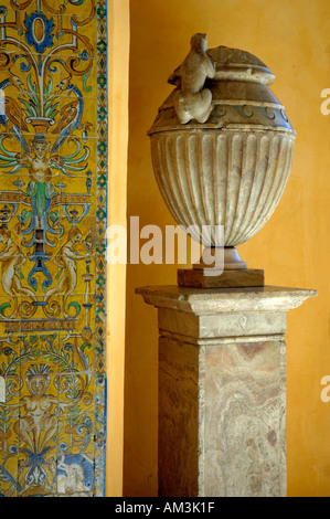 Piastrelle di maiolica e un vaso scolpito decorare il Patio del Crucero nell'Alcazar di Siviglia, Siviglia, Andalusia, Spagna. Foto Stock