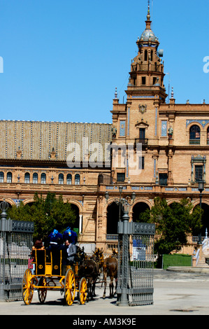 Spagna Andalusia Siviglia Plaza De Espana Famiglia di Sevillans nel loro Barouche carrello durante la Feria de Abril Foto Stock