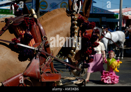 Spagna Andalusia Siviglia decorazioni su cavalli di un carrello Barouche durante la Feria de Abril Foto Stock
