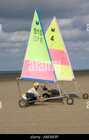 Due land yachts racing su Cherrieux sands vicino a St Malo Bretagna Francia Foto Stock