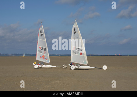 Due land yachts racing su Cherrieux sands vicino a St Malo Bretagna Francia Foto Stock