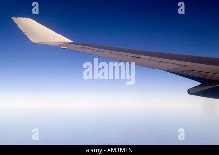 Il piano s di metallo grigio ala sinistra visto da una finestra durante un volo Foto Stock