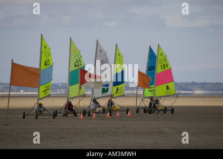 Land yachts racing su Cherrieux sands vicino a St Malo Bretagna Francia Foto Stock