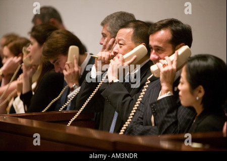 Christie dipendenti richiede le offerte al telefono durante un asta a New York City USA Novembre 2006 Foto Stock