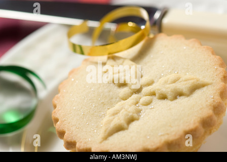 torta mince natalizia con una tindella d'oro Foto Stock