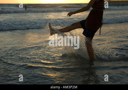 Parte inferiore della donna calci in acqua di mare Foto Stock