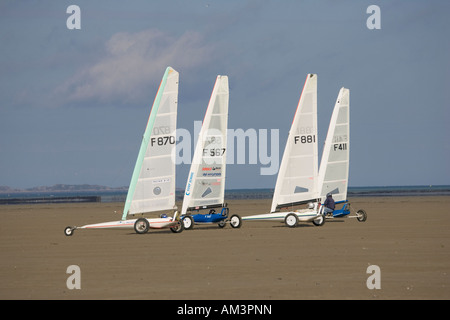 Land yachts racing su Cherrieux sands vicino a St Malo Bretagna Francia Foto Stock