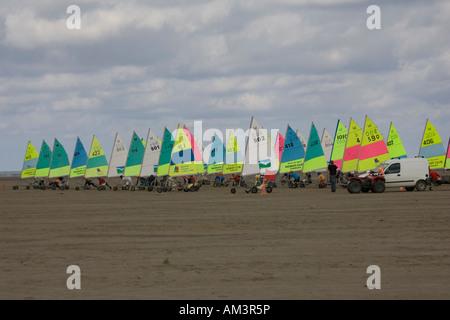 Land yachts a partire gara su Cherrieux sands vicino a St Malo Bretagna Francia Foto Stock