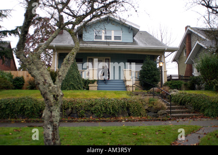Donna lasciando un artigiano casa stile di Tacoma, Washington, Stati Uniti, America del Nord Foto Stock
