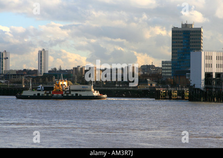 Woolwich Ferry dal lato nord del fiume Tamigi Londra Inghilterra Regno unito Gb Foto Stock