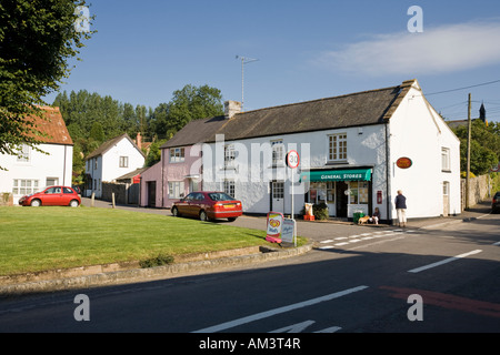 Villaggio Verde e piccolo ufficio postale a Combe St Nicholas, Somerset, Regno Unito Foto Stock