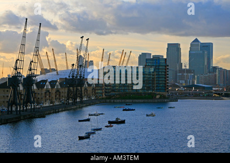 Royal Victoria Dock North Woolwich canary wharf città edifici gru portuali Londra Inghilterra Regno unito Gb Foto Stock