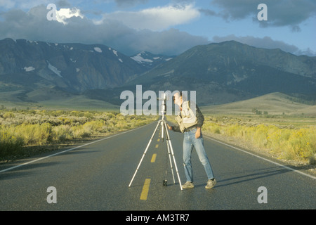 Fotografo Joe Sohm posa con telecamera panoramica sul percorso 108 rivolta ad ovest verso la Sierra Mountains in California Foto Stock