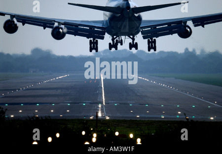 Un Virgin Atlantic Airways Boeing 747 Jumbo Jet entra in terra all'aeroporto di London Gatwick Foto Stock