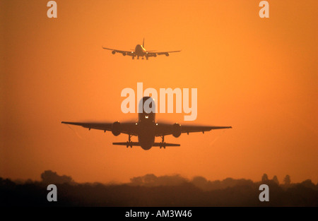 Cielo rosso di mattina come Virgin Atlantic Boeing 747 Jumbo terre a Gatwick Foto Stock