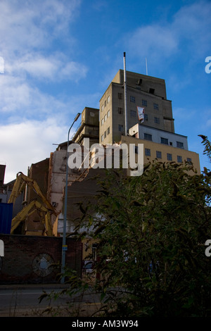 Demolizione di un mulino in disuso a Ipswich Docks Suffolk REGNO UNITO Foto Stock