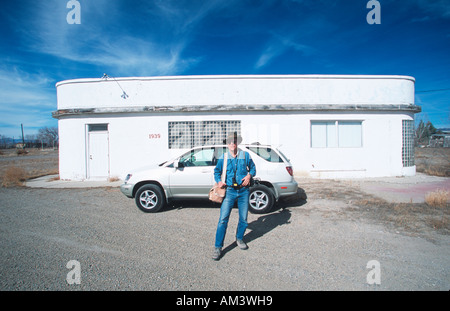 Joe Sohm il fotografo in posa con la Lexus RX300 di fronte all edificio abbandonato negli Stati occidentali Foto Stock