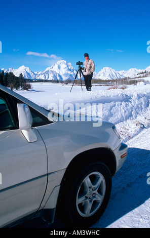 Fotografo Joe Sohm in posa con la Lexus RX300 e telecamera panoramica pronto a scattare foto in Jackson Hole Wyoming nel Grand Foto Stock