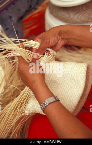 Primo piano della donna con le mani in mano la tessitura di una Panama cappelli o sombrero de Paja toquilla in Ecuador, Sud America Foto Stock