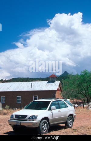 Joe Sohm arrestando la Lexus RX300 nella parte anteriore della vecchia chiesa nel Nuovo Messico Foto Stock