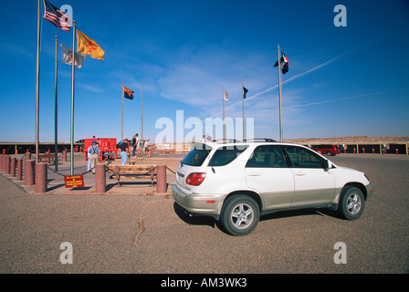 Joe Sohm parcheggio Lexus RX300 di fronte 4 angoli monumento per New Mexico Arizona Utah e Colorado Foto Stock