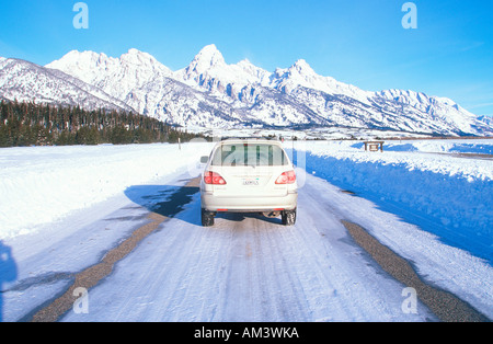 Joe Sohm s Lexus RX300 navigazione di strada innevata nel Parco Nazionale di Grand Teton Jackson Hole Wyoming Foto Stock