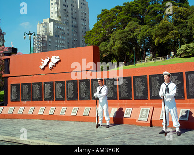 Un Argentino Naval guardia d'onore a Islas Malvinas Memorial a Buenos Aires Foto Stock