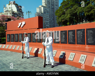 Un Argentino Naval Guardia d'onore al Malvinas Memorial a San Martin, Buenos Aires Foto Stock