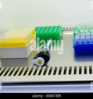 Il lavoro di laboratorio test clinici test di ricerca fiale pipette provette in frigo congelatore cool armadietto canister Foto Stock