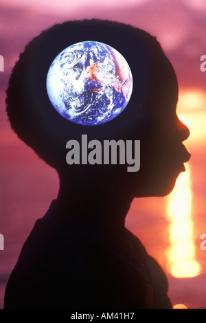 Silhouette di un bambino con la terra sovrapposto sopra la sua testa Foto Stock