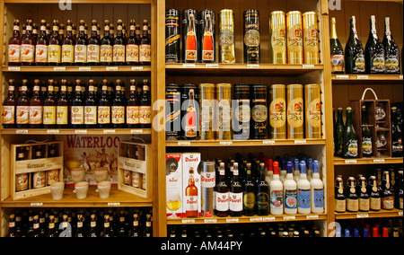 La birra in vendita in un negozio a Bruxelles Belgio Europa Foto Stock