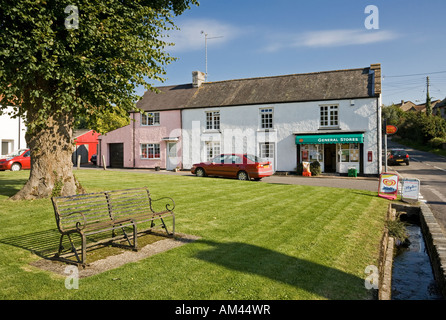 Villaggio Verde e piccolo angolo shop Ufficio postale a Combe St Nicholas, Somerset, Regno Unito Foto Stock