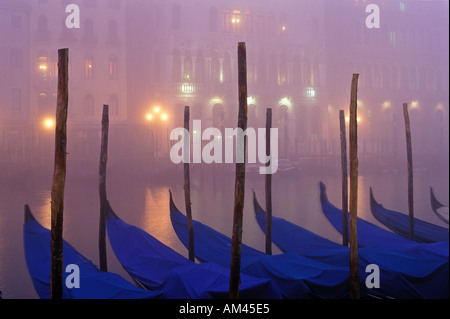 Italia Venezia Canal Grande con le gondole attraccate al tramonto nella nebbia Foto Stock