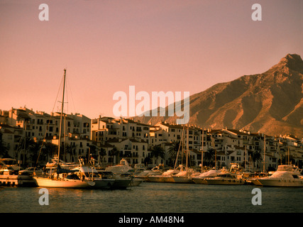 Serata di colpo il porto di Puerto Banus, Spagna, con la Concha montagne sullo sfondo Foto Stock