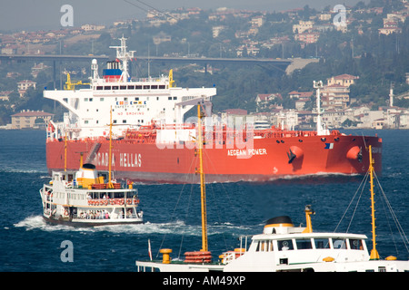 Una grande cisterna passando attraverso la trafficata Bosforo stretto che divide l'Europa dall'Asia. Foto Stock