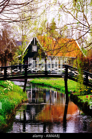 Ponte di legno su un canale e tipiche case olandesi nel modello del villaggio di Zaanse Schans paesi bassi Foto Stock