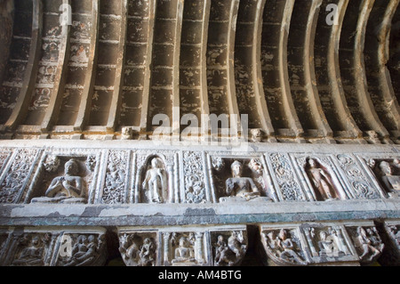 Le sculture in una caverna di Ajanta, Maharashtra, India Foto Stock